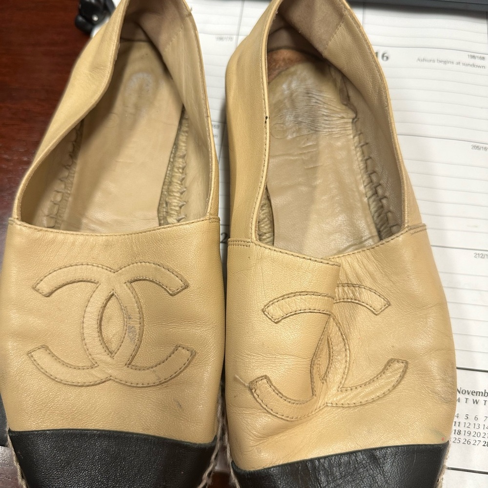 Chanel beige/black lamb skin espadrilles flats size 39 in used condition.
